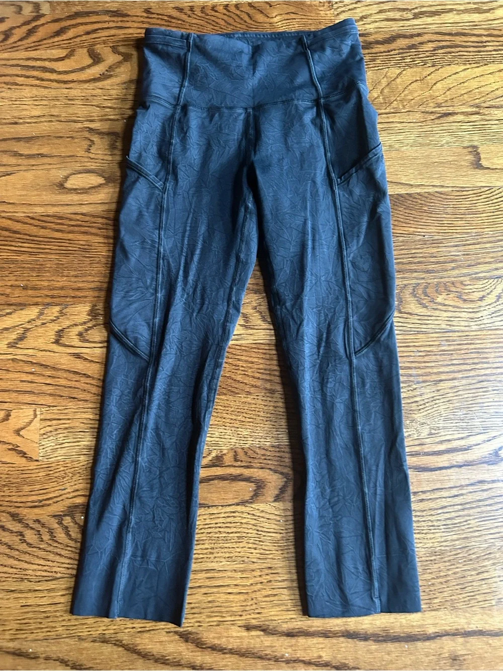 Lululemon Size 2 Black Textured Capri Leggings High Rise Side Pocket 19” Inseam